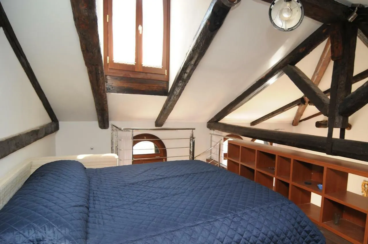 Sunny Canal A/C Wifi Venice Apartment